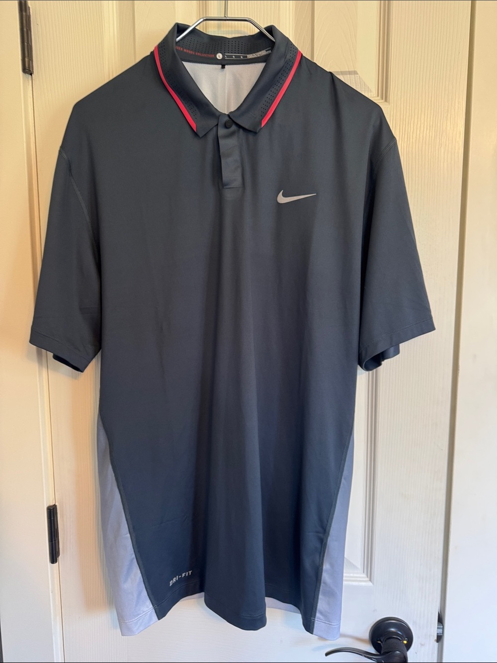 Stunning Nike brand Tiger Woods Collection golf Shirt in size Large.